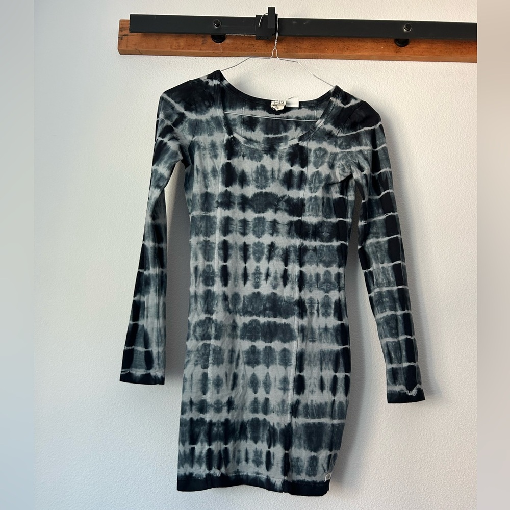 Billabong body-con long sleeve dress